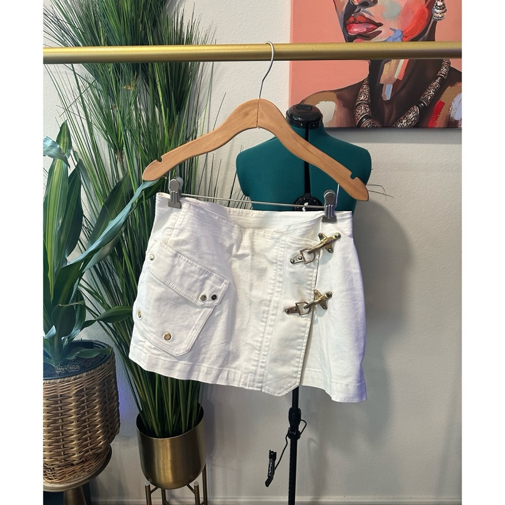 Ralph Lauren Off White Mini Skirt w/ Gold Buckles Detail - Size 8